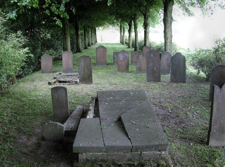 De voormalige begraafplaats Molendijk in 's-Heerenhoek